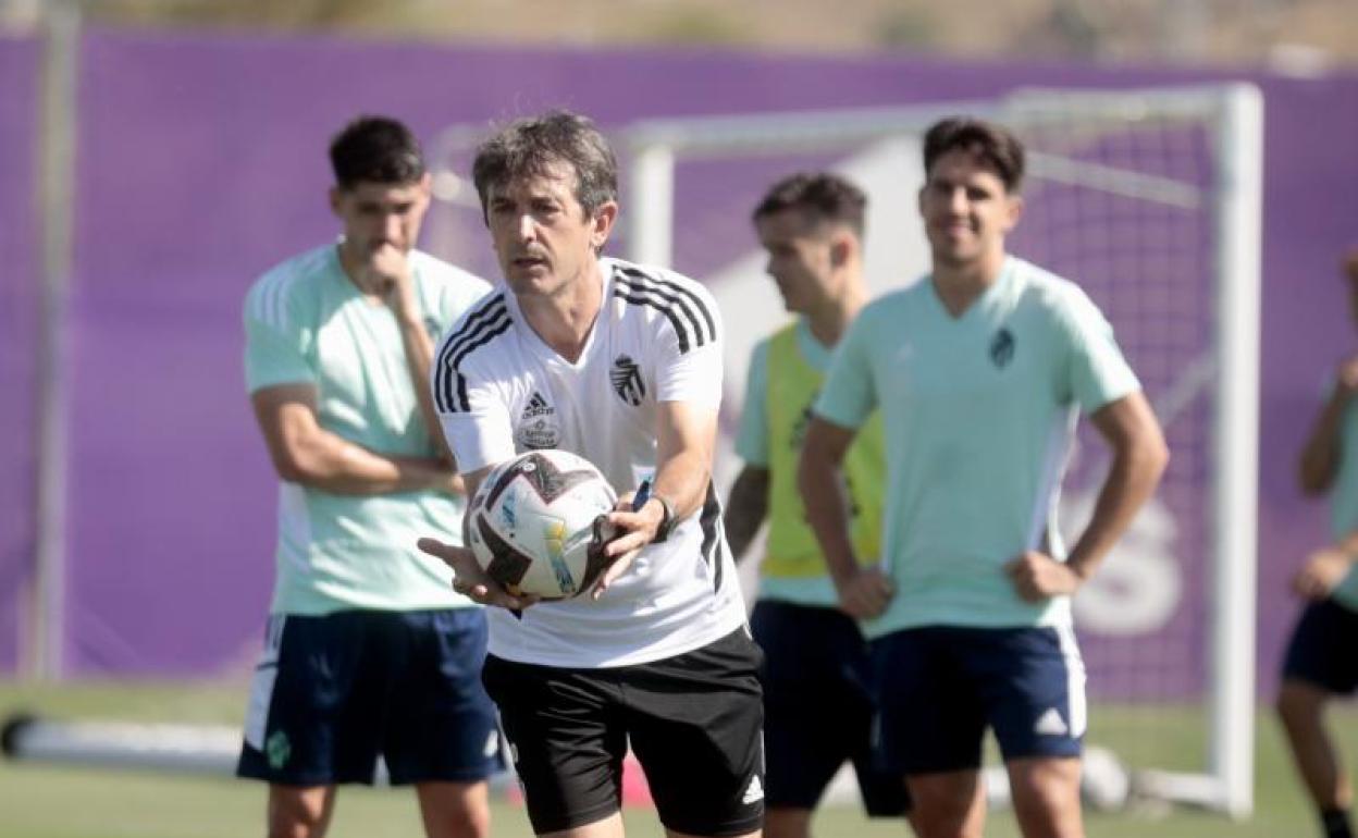 Pacheta explica una situación a sus jugadores, que le miran divertidos 