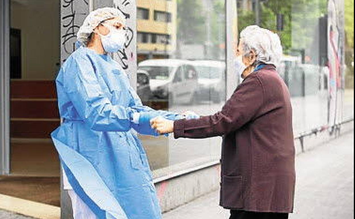 Las personas mayores siguen siendo las más vulnerables a la covid.