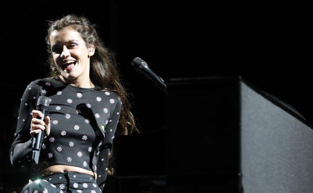 Amaia, con el piano, durante su actuación.