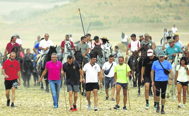 A caballo o a pie, los participantes arroparon con tranquilidad la marcha de la manada.