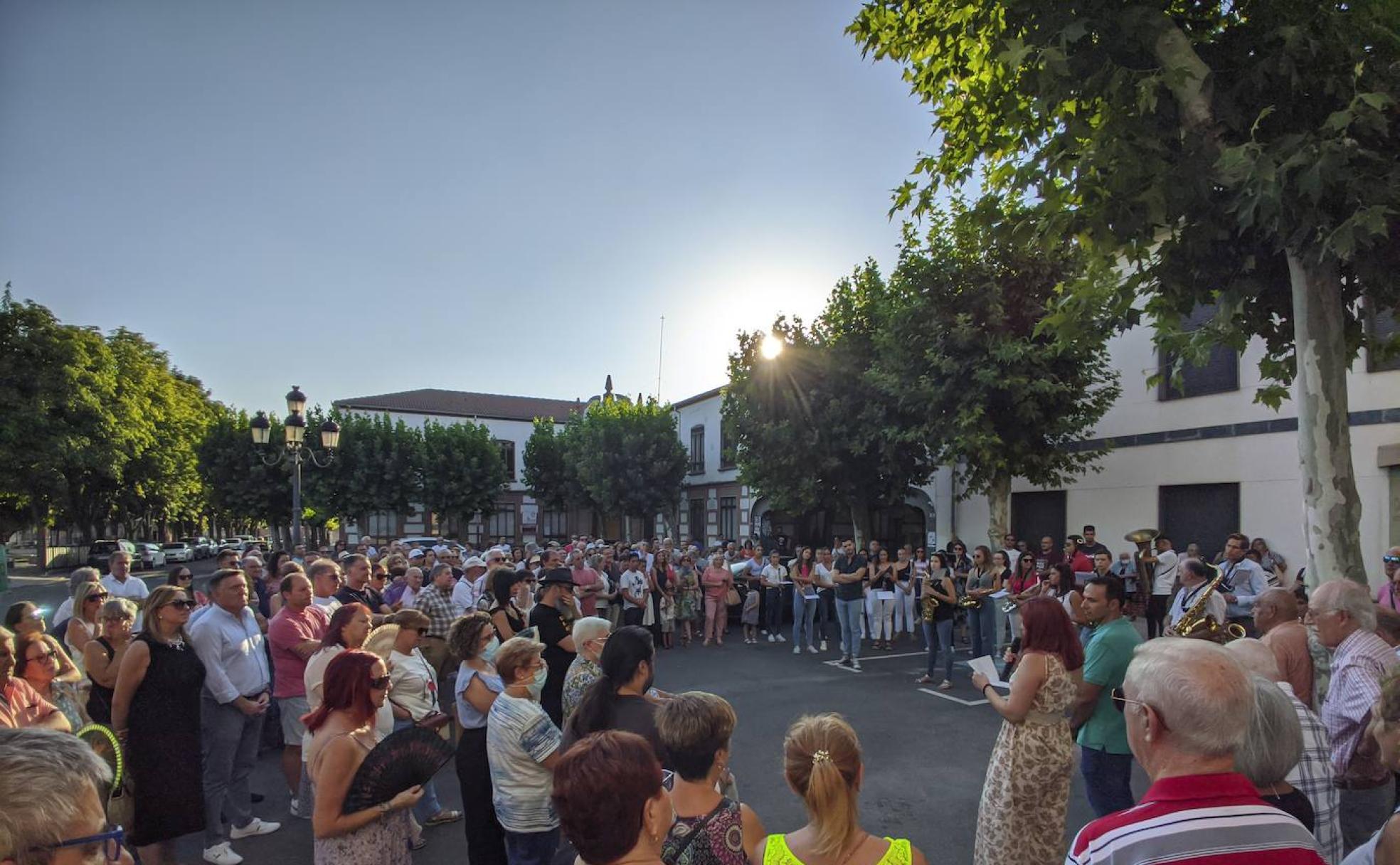 Multitud de vecinos asisten al homenaje a Adolfo Rodríguez Arranz. 