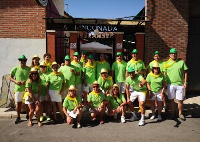 Imagen secundaria 1 - Quintos que cumplen 50 años y placa conmemorativa de la celebración.