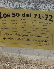 Imagen secundaria 2 - Quintos que cumplen 50 años y placa conmemorativa de la celebración.
