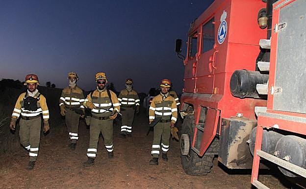 Los bomberos logran controlar el incendio forestal de Becerril