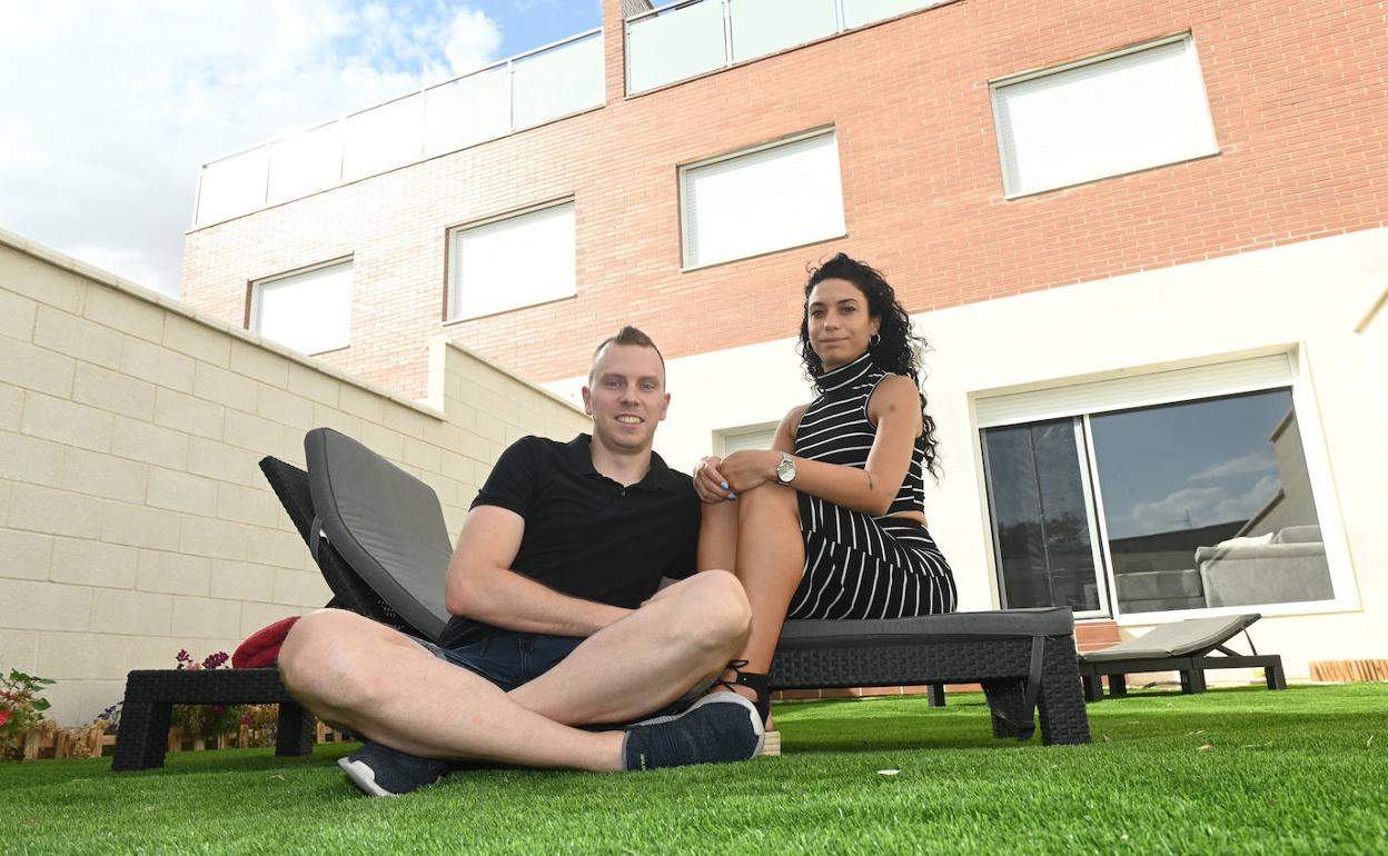 Pablo Romero y Mónica Santamarta, en el jardín de su casa en Tudela.