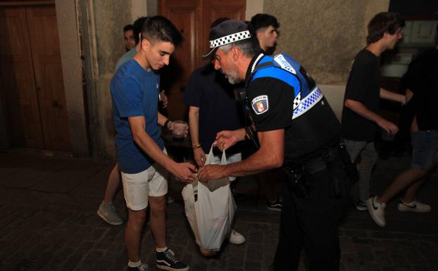 Policía Local controla el acceso a la Plaza Mayor sin botellas de vidrio.