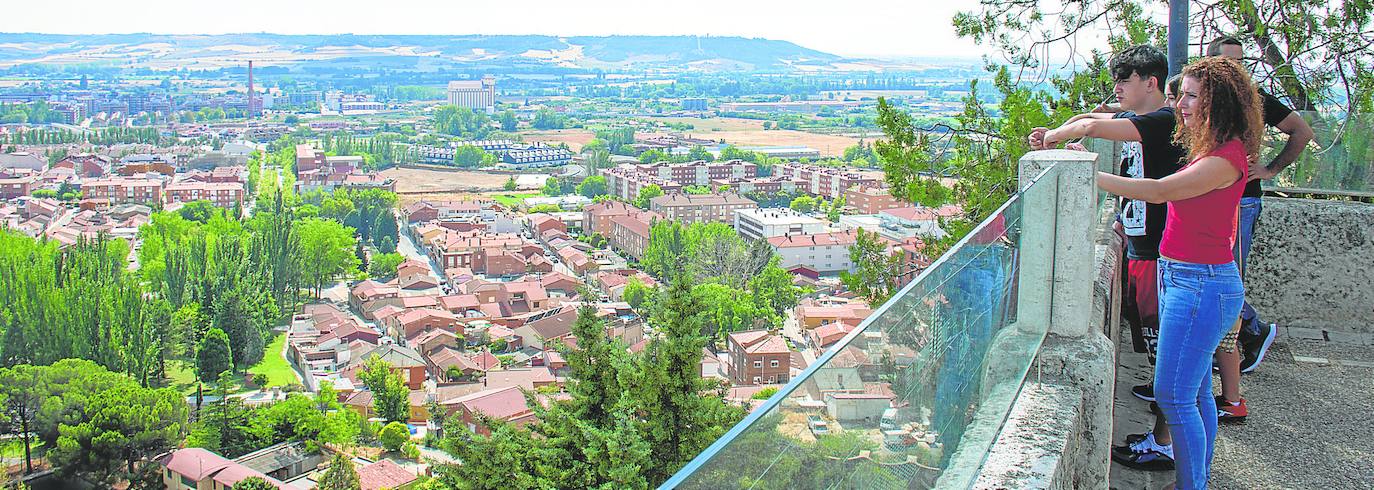 Unos turistas observan la ciudad desde el mirador del Cristo. 