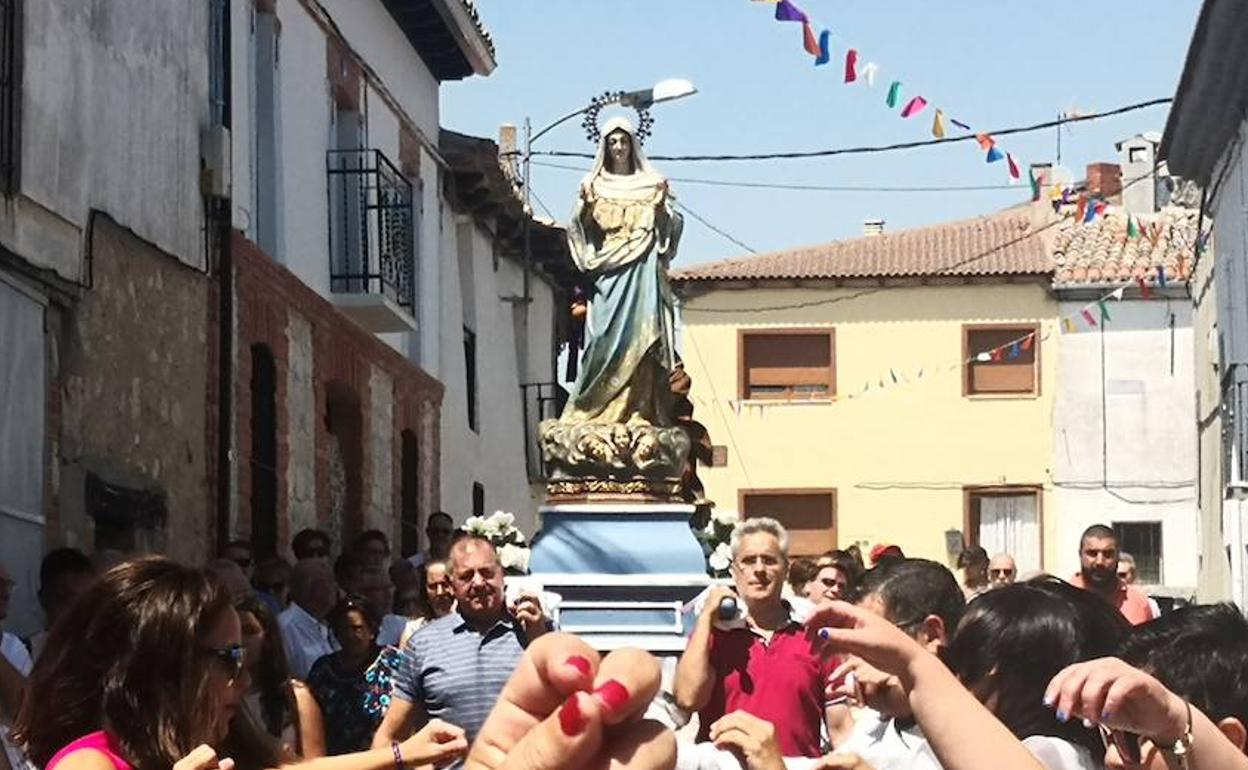 Los vecinos de Wamba celebran el paso de San Roque con jotas. 