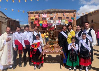 Imagen secundaria 1 - Arriba, procesión en Medina de Rioseco. A la izquerda, reinas, reyes, la alcaldesa y el sacerdote, junto a la talle de San Roque. A la derecha, procesión en Becilla de Valderaduey.