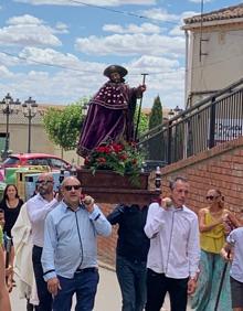 Imagen secundaria 2 - Arriba, procesión en Medina de Rioseco. A la izquerda, reinas, reyes, la alcaldesa y el sacerdote, junto a la talle de San Roque. A la derecha, procesión en Becilla de Valderaduey.