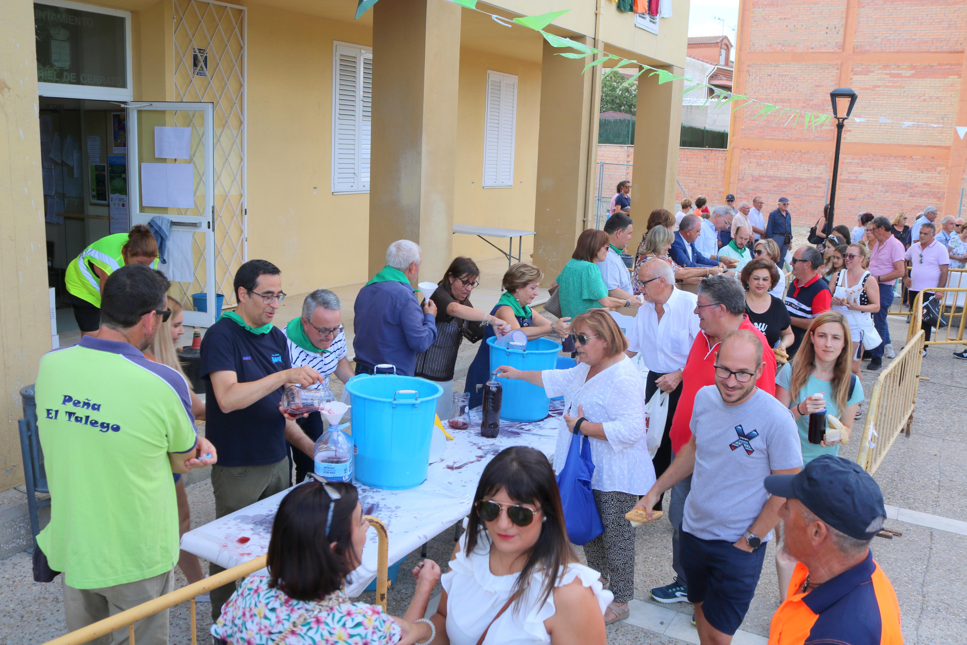 Villamuriel de Cerrato se mantiene fiel a la tradición con el reparto de pan, queso y vino