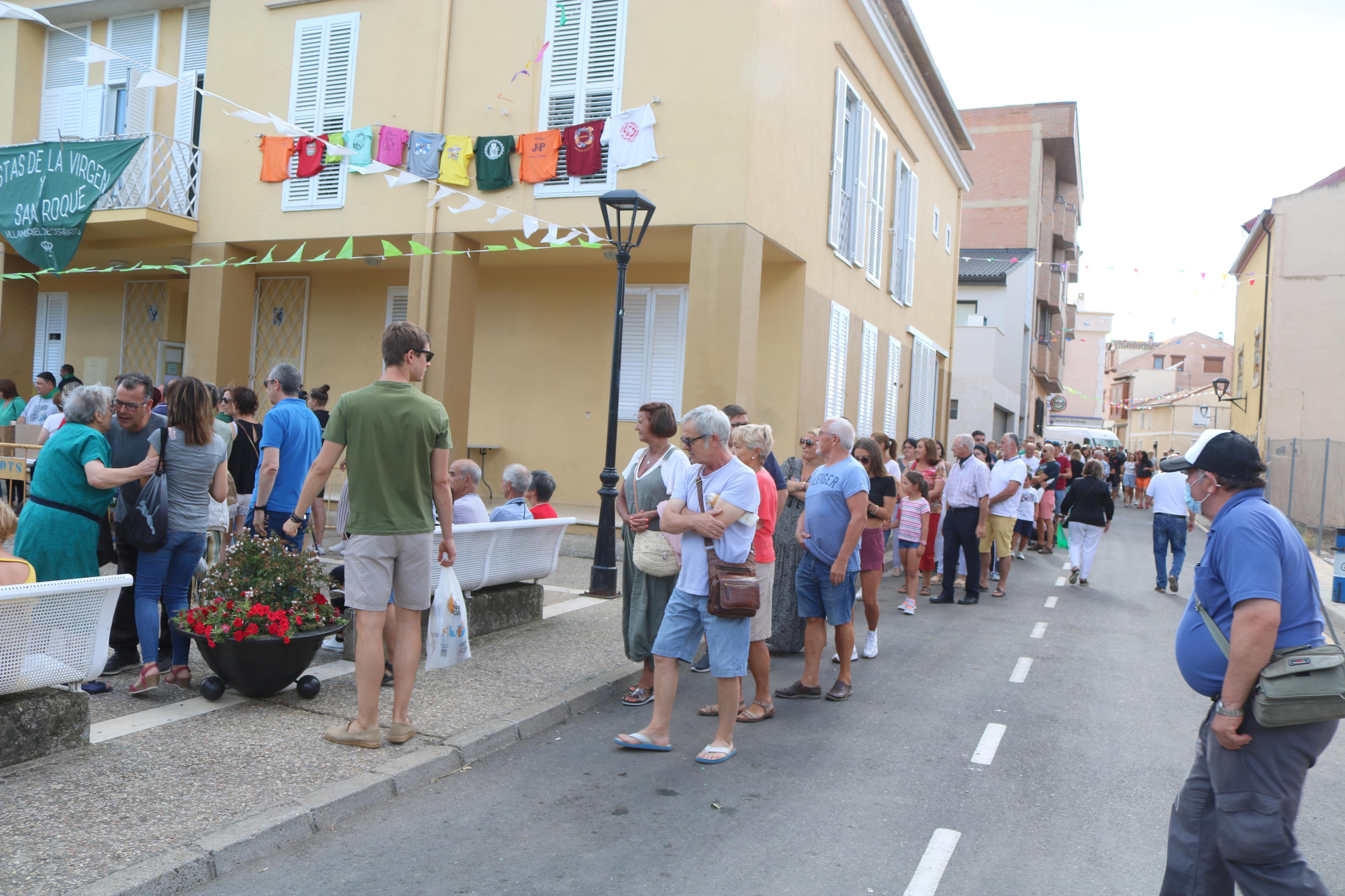 Villamuriel de Cerrato se mantiene fiel a la tradición con el reparto de pan, queso y vino