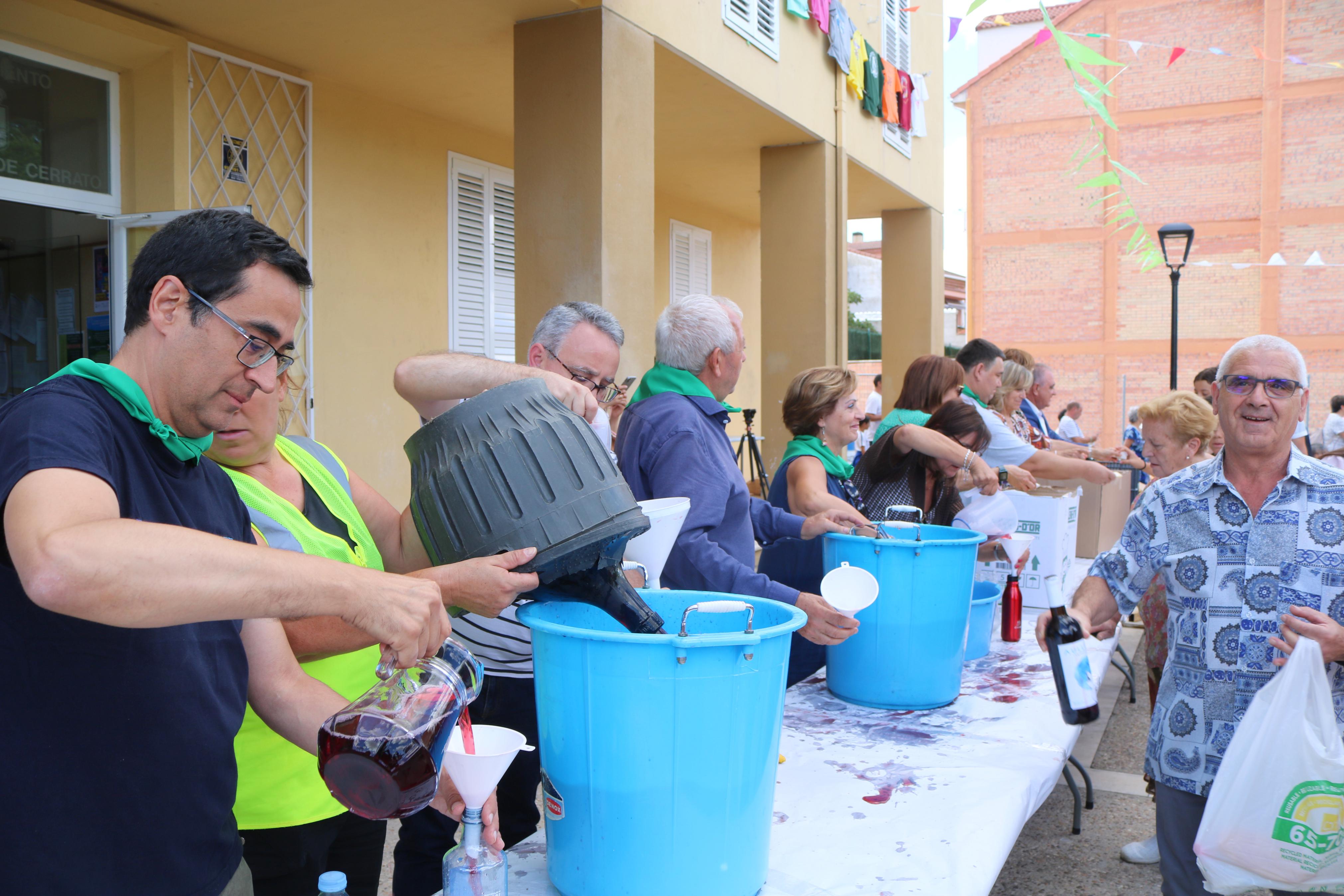 Villamuriel de Cerrato se mantiene fiel a la tradición con el reparto de pan, queso y vino