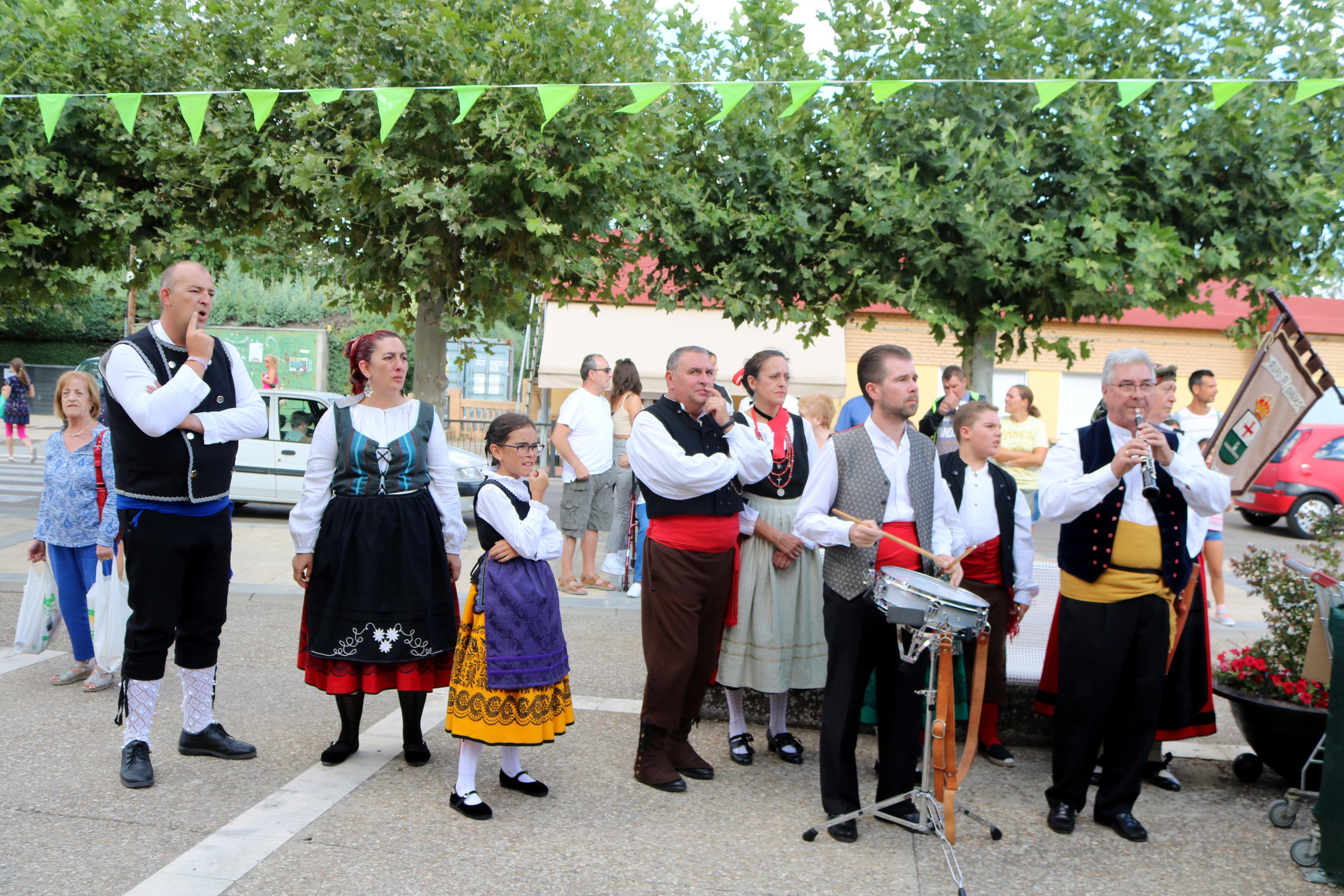 Villamuriel de Cerrato se mantiene fiel a la tradición con el reparto de pan, queso y vino