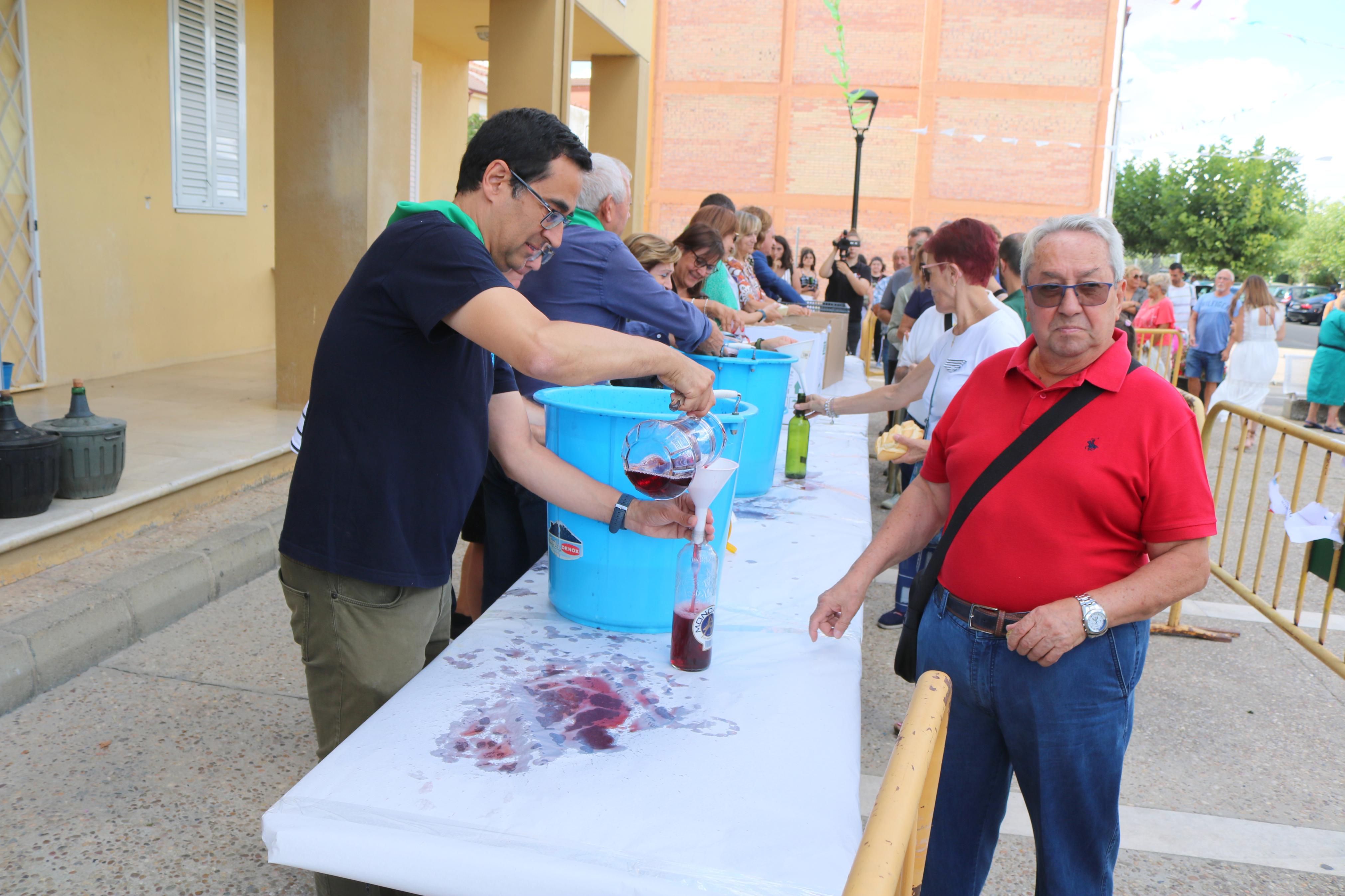 Villamuriel de Cerrato se mantiene fiel a la tradición con el reparto de pan, queso y vino