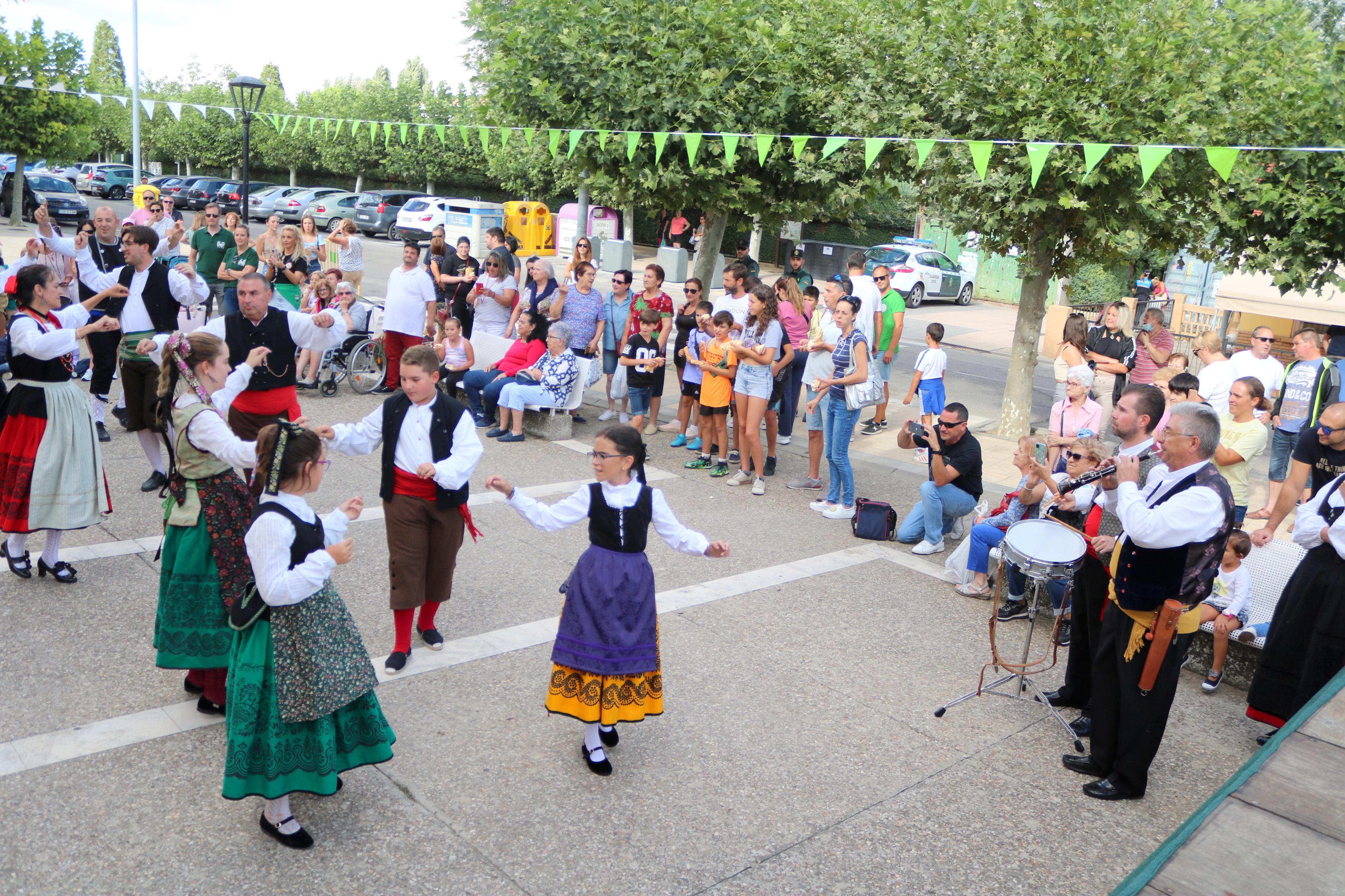 Villamuriel de Cerrato se mantiene fiel a la tradición con el reparto de pan, queso y vino