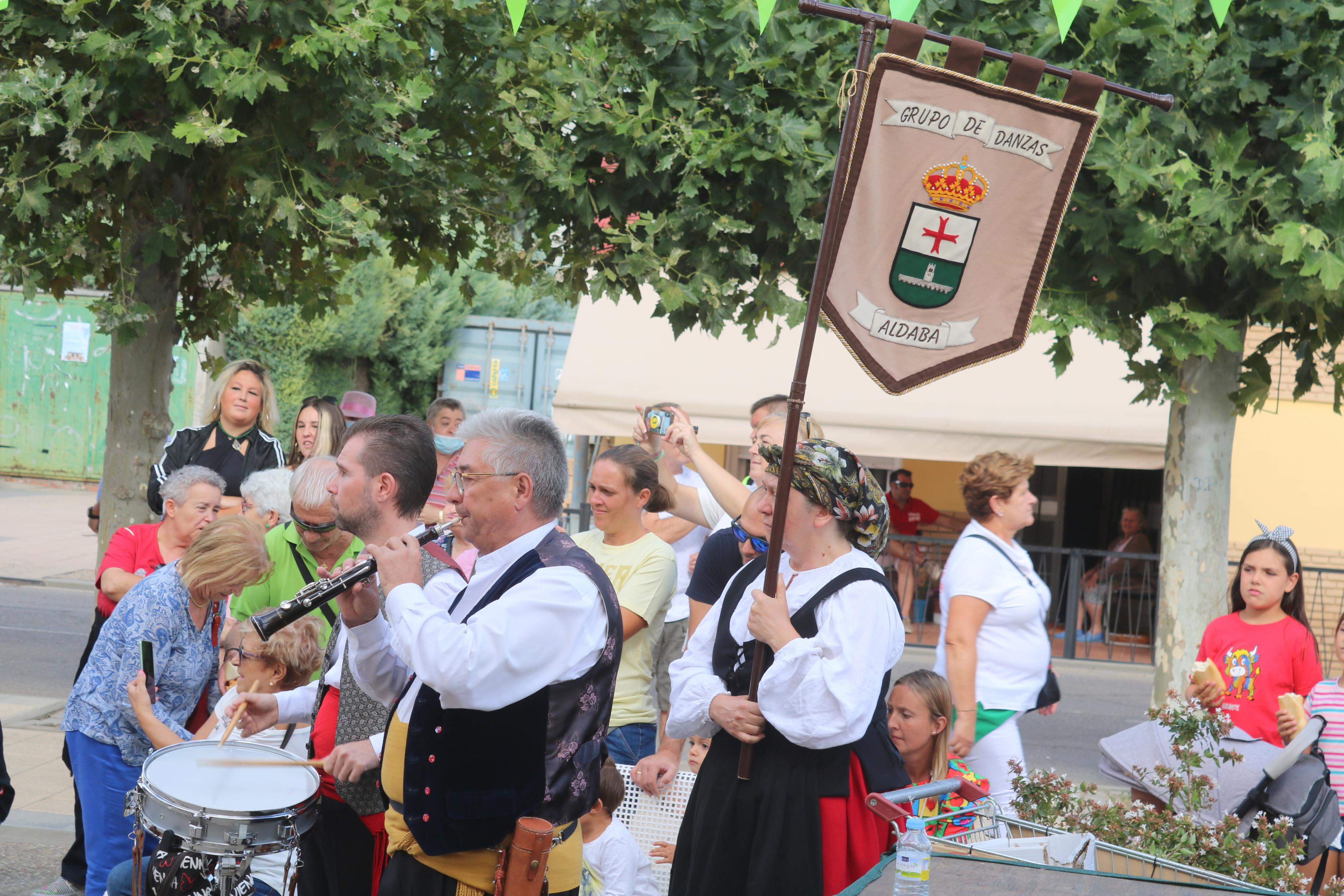 Villamuriel de Cerrato se mantiene fiel a la tradición con el reparto de pan, queso y vino