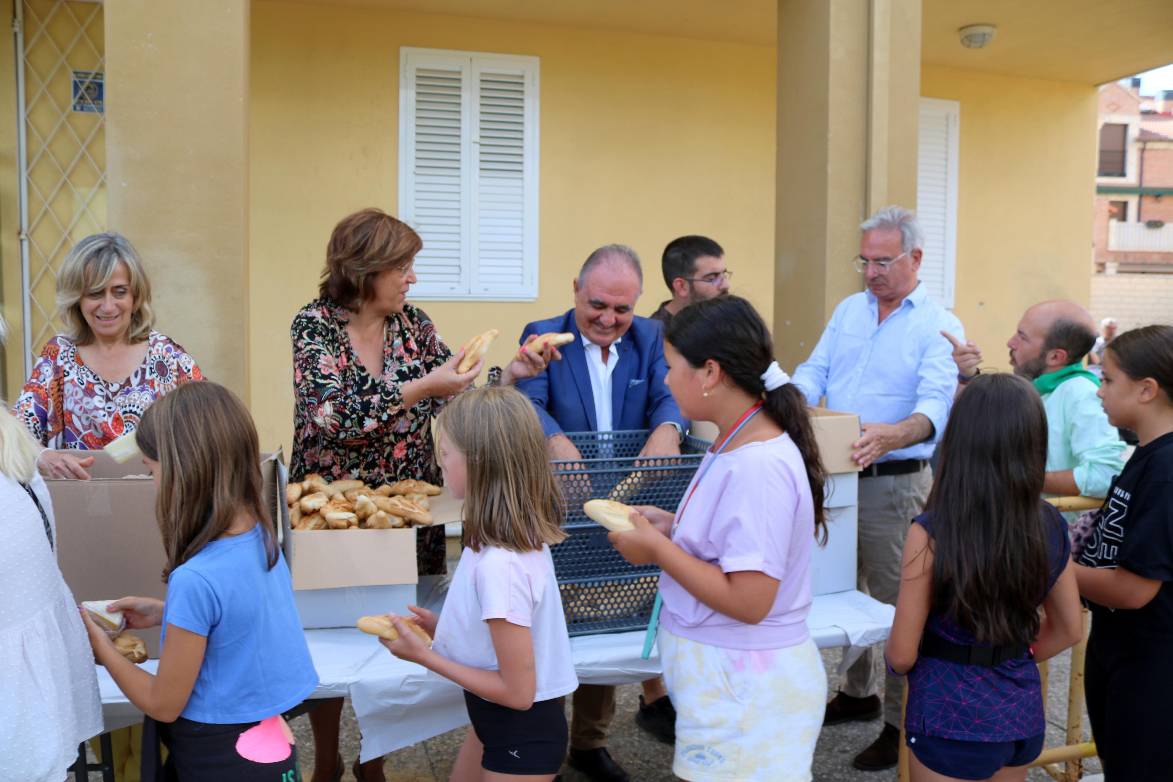 Villamuriel de Cerrato se mantiene fiel a la tradición con el reparto de pan, queso y vino