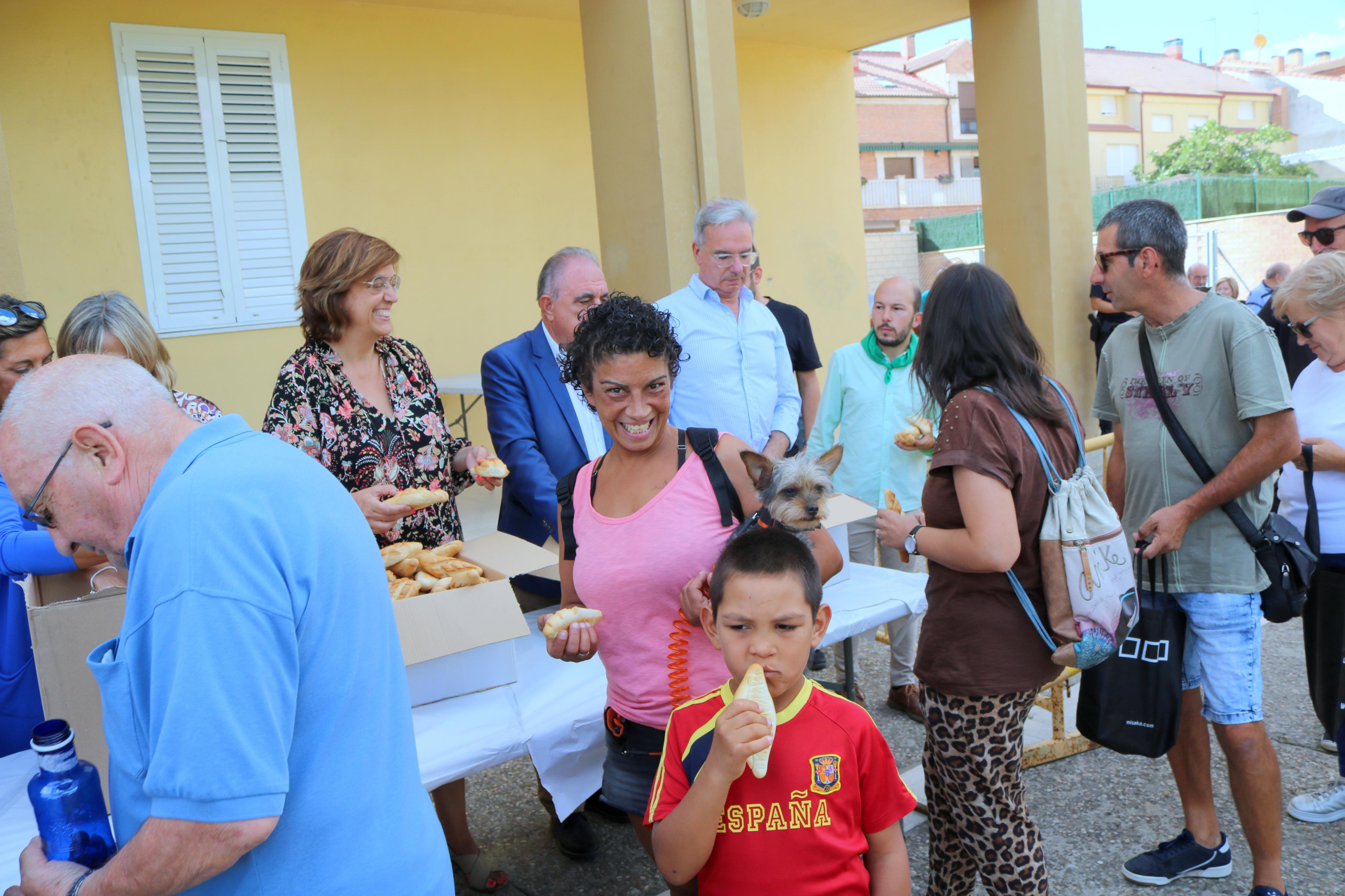 Villamuriel de Cerrato se mantiene fiel a la tradición con el reparto de pan, queso y vino