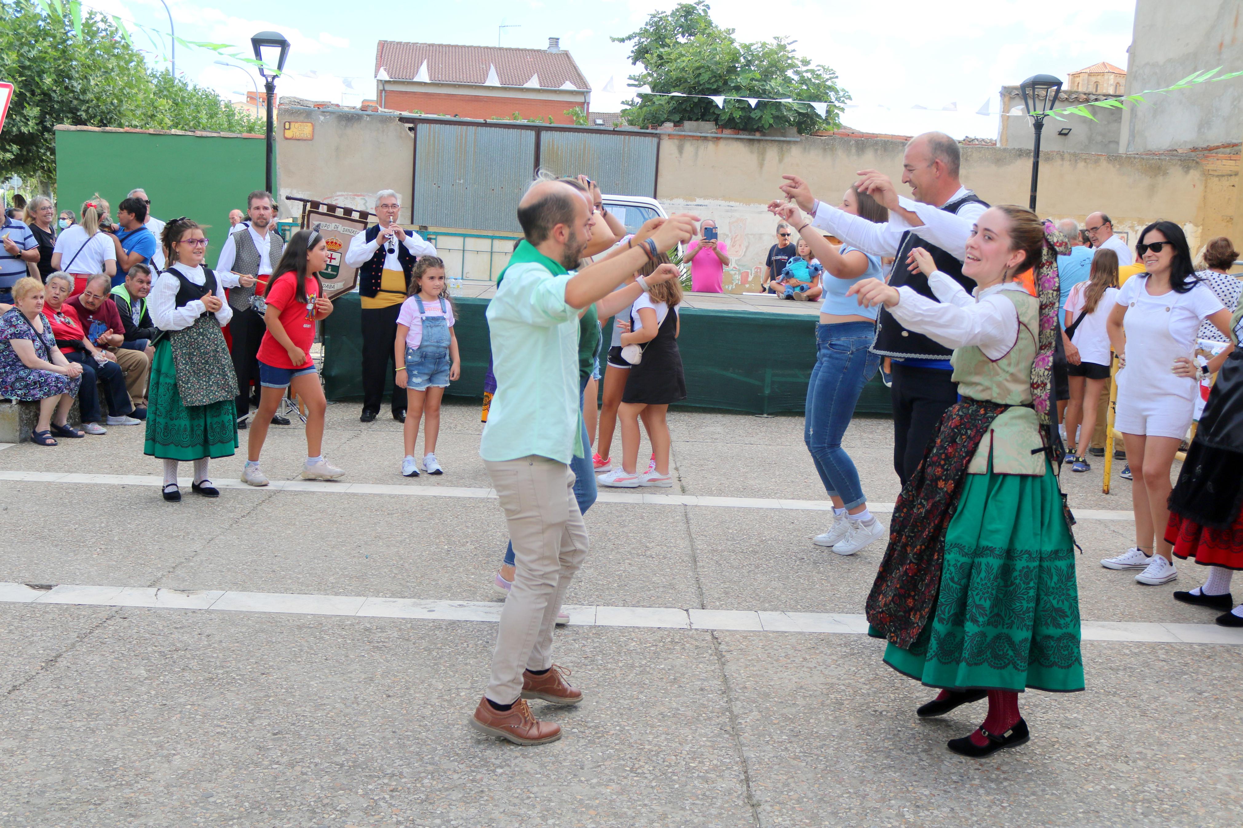 Villamuriel de Cerrato se mantiene fiel a la tradición con el reparto de pan, queso y vino