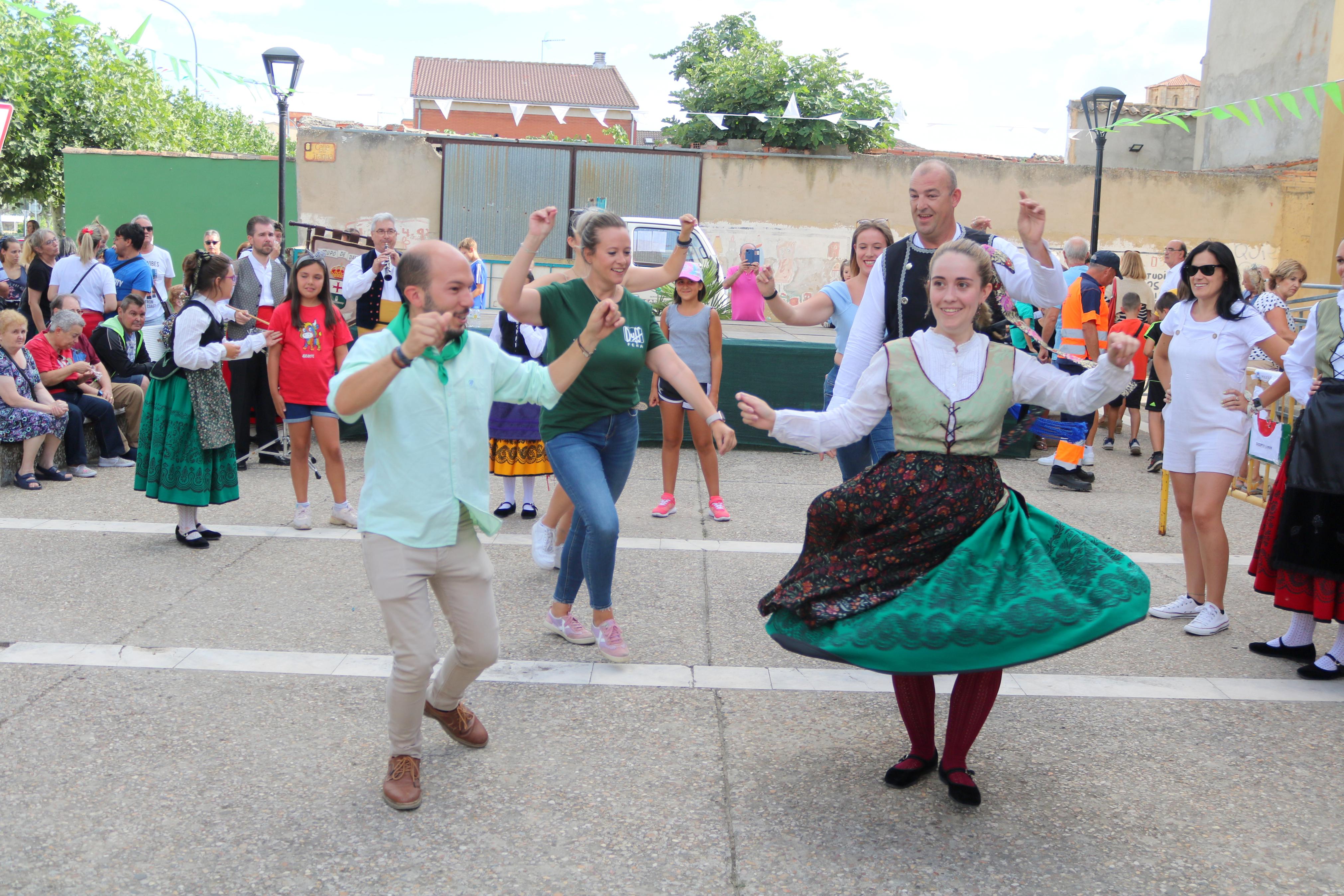 Villamuriel de Cerrato se mantiene fiel a la tradición con el reparto de pan, queso y vino