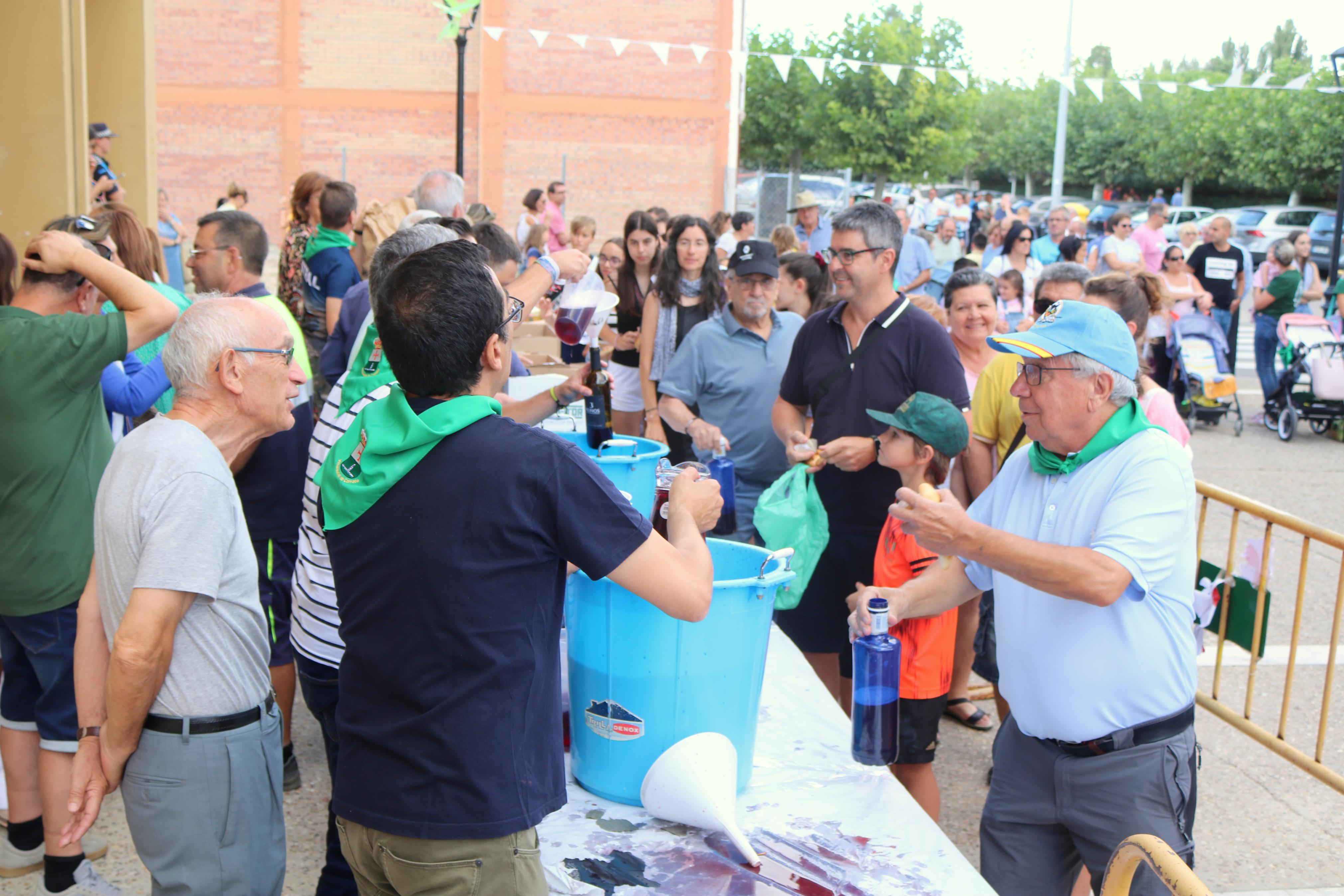 Villamuriel de Cerrato se mantiene fiel a la tradición con el reparto de pan, queso y vino