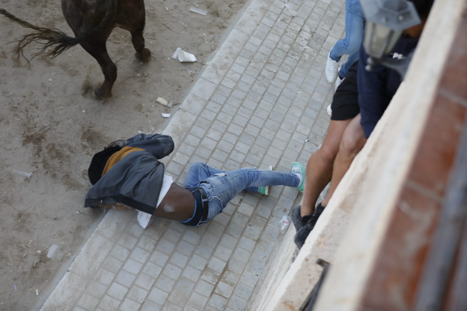 Fotos: La secuencia de imágenes del toro que ha embestido a un hombre en Peñafiel