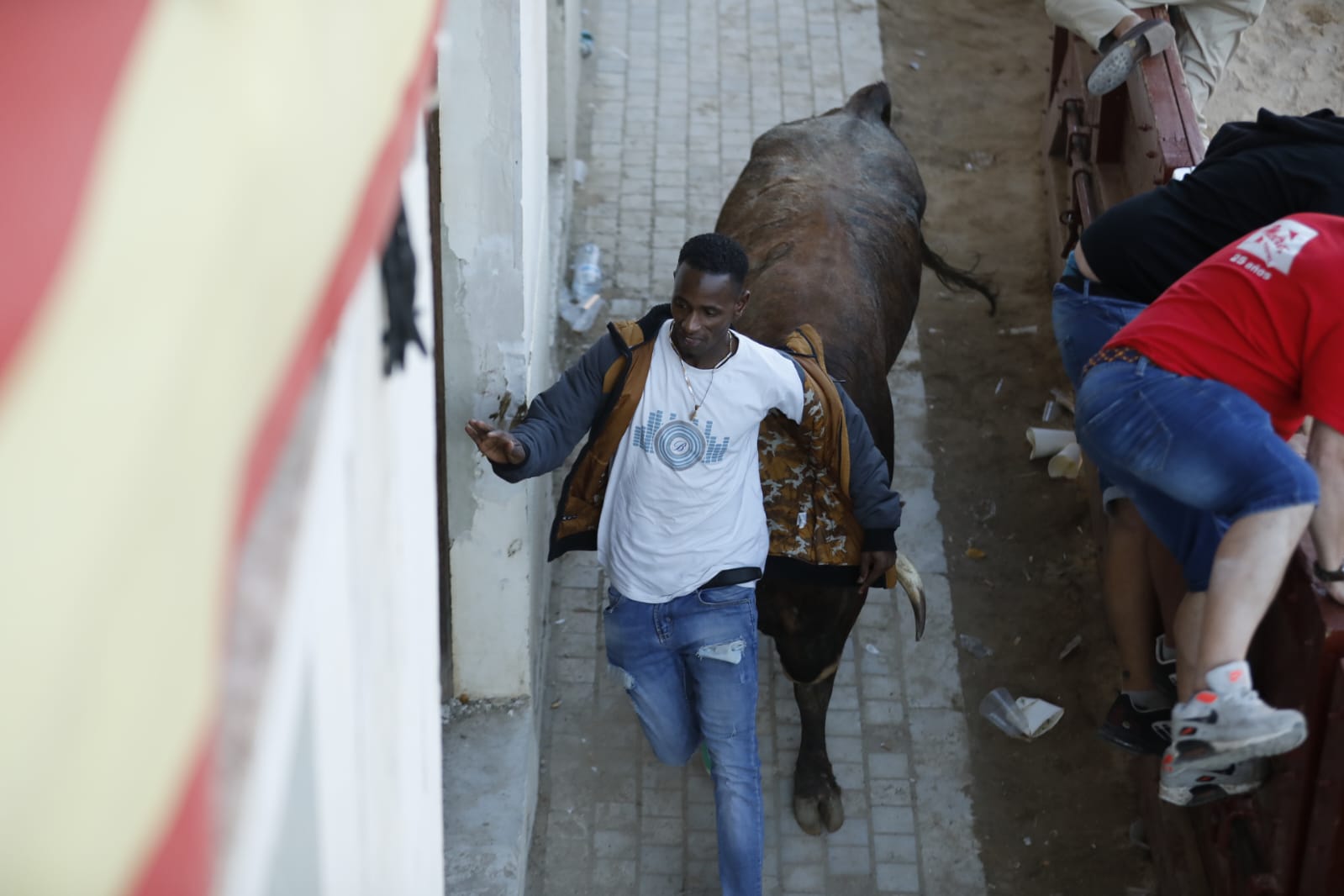 Fotos: La secuencia de imágenes del toro que ha embestido a un hombre en Peñafiel