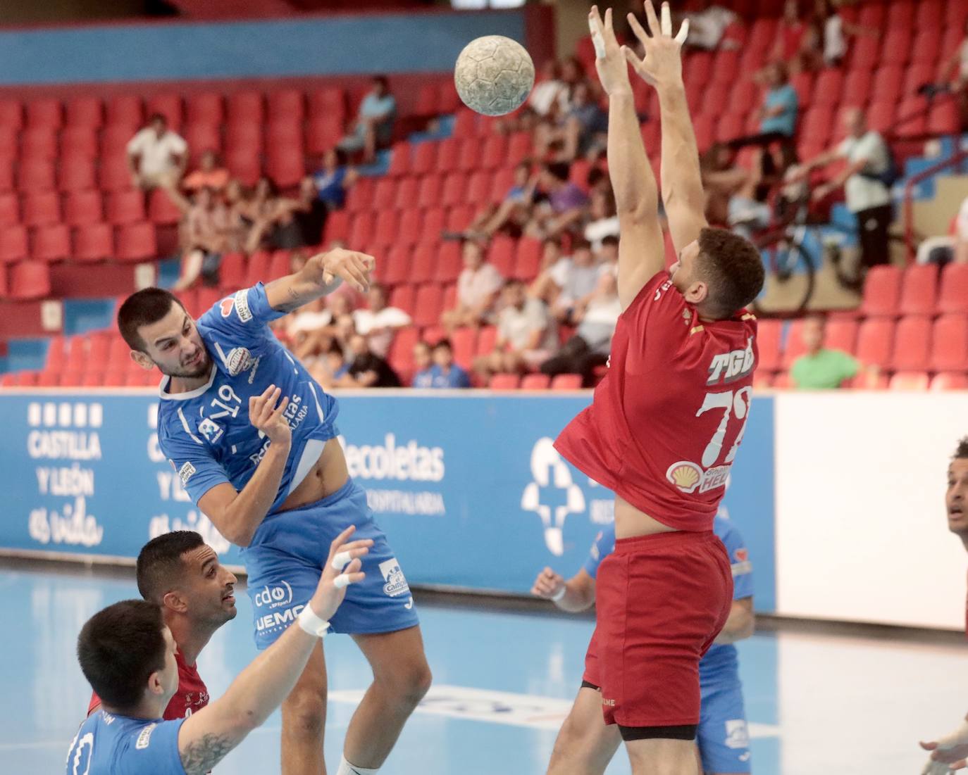 Fotos: El partido amistoso entre el Recoletas y El Haly