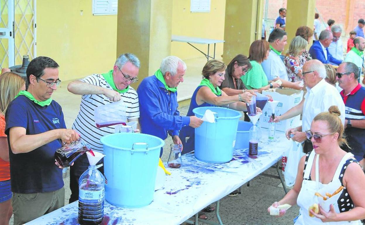 Reparto de pan, queso y vino, ayer en Villamuriel de Cerrato. 