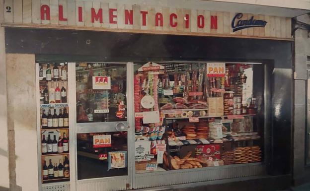 El escaparate del comercio, antes de su última reforma. 