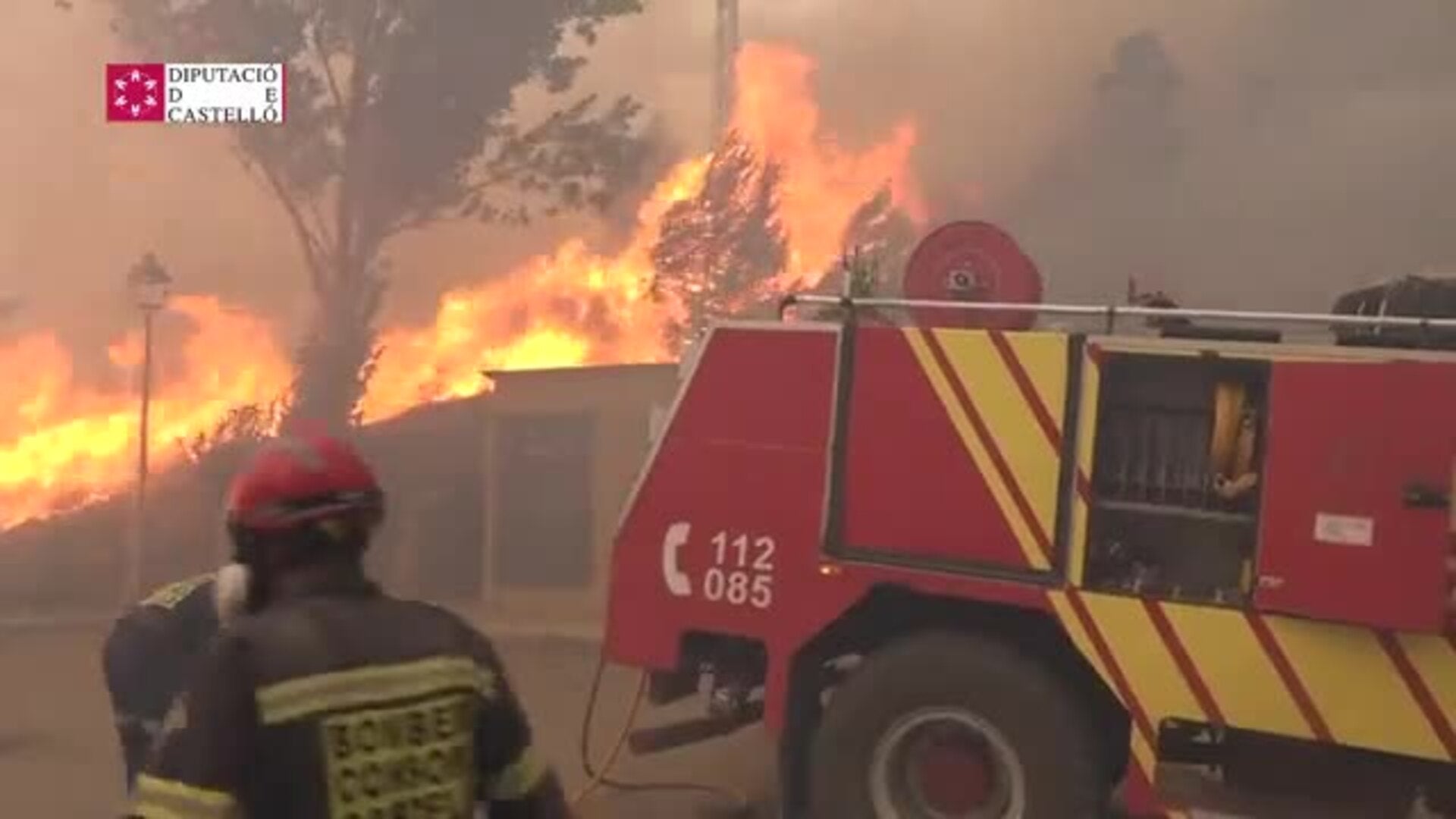 Los bomberos de Castellón, frente a las llamas en Bejis. 