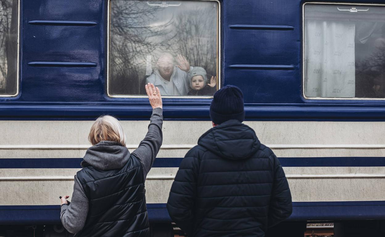 Evacuación de civiles de Lugansk pocos días después de empezar el ataque ruso a Ucrania. 