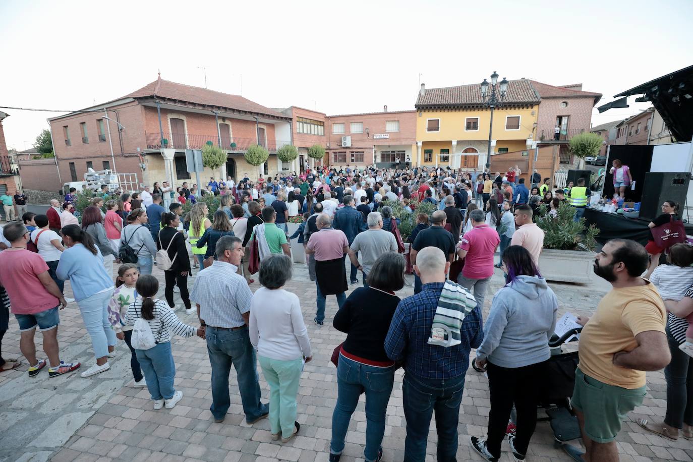 Fotos: Torrelobatón se une en un abrazo solidario para Julia