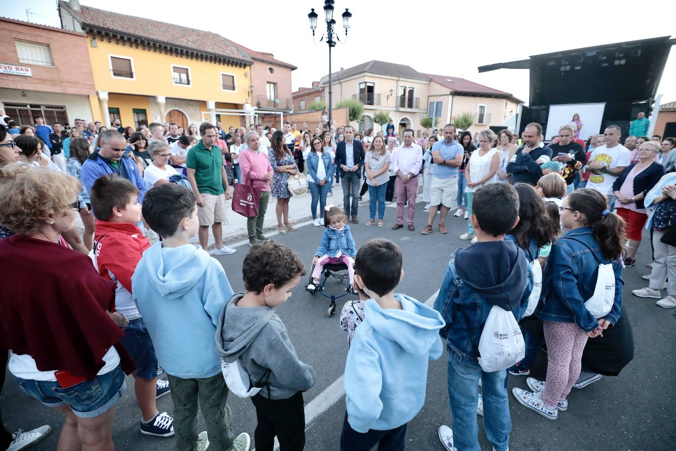 Fotos: Torrelobatón se une en un abrazo solidario para Julia