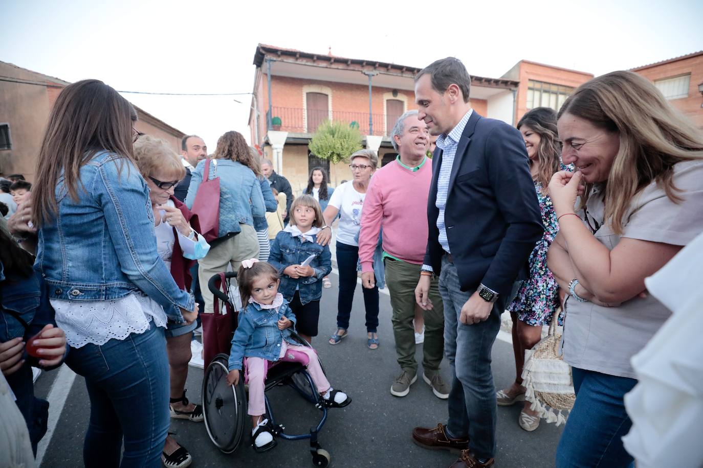 Fotos: Torrelobatón se une en un abrazo solidario para Julia