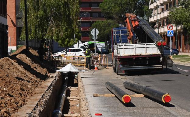 Operarios instalan conducciones de la red de calor en el barrio de Huerta del Rey, a la altura del colegio de los Maristas. 