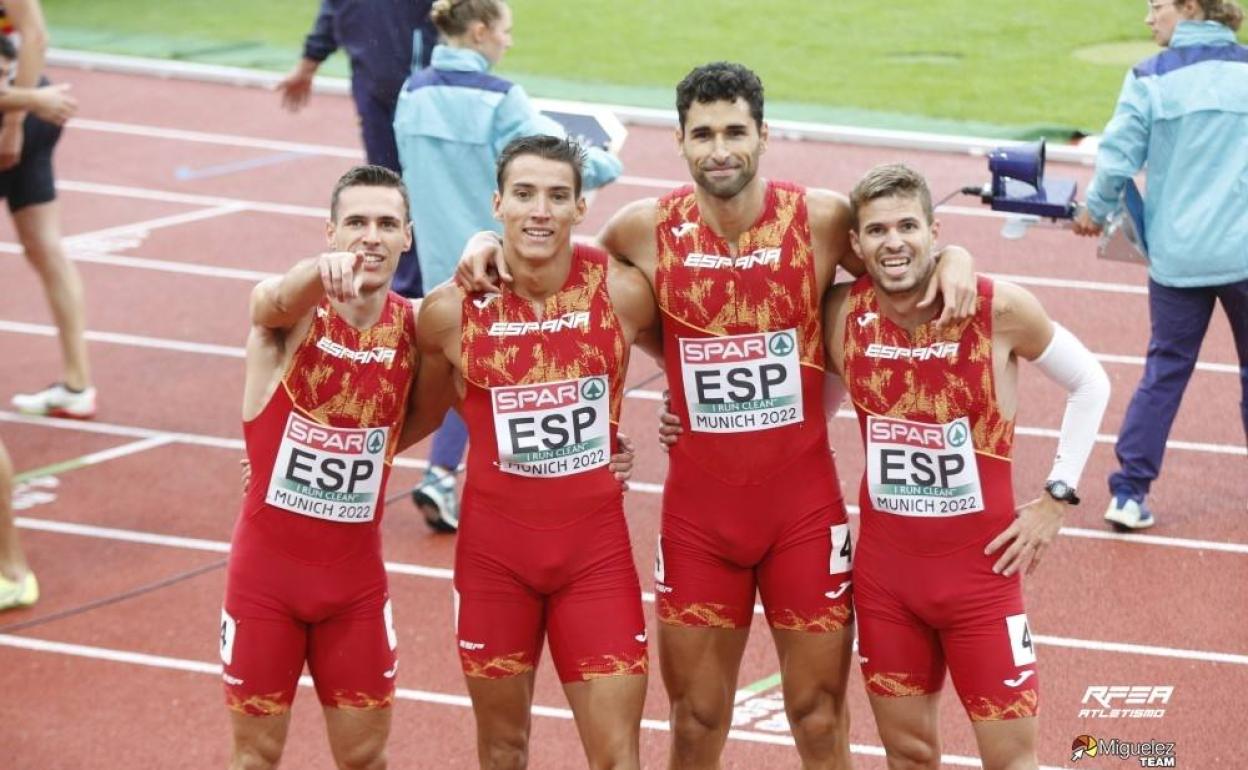 Husillos, a la derecha, con el equipo de relevos de 4x400. 