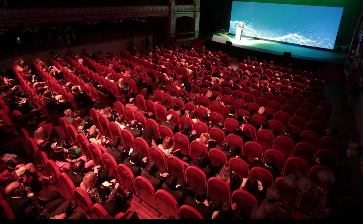 Los espectadores disfrutan de una obra en el Teatro Calderón. 