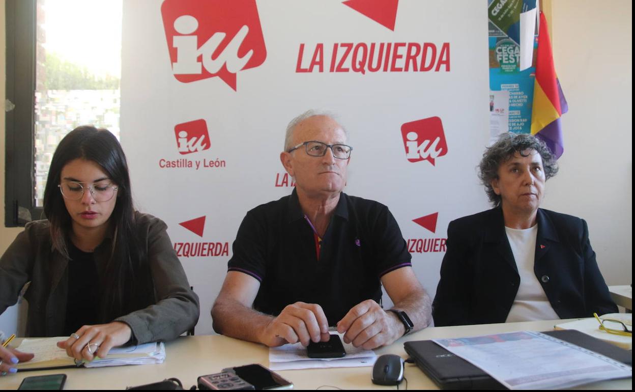 Lucía Arranz, concejala (i), Miguel Ángel Gómez, coordinador comarcal, y Montserrat Sanz, concejala. 