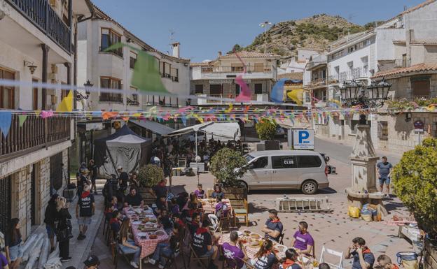 El homenaje de Mahou a las peñas de los pueblos