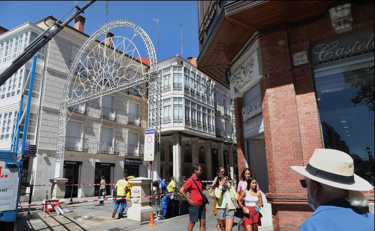 Instalación de la portada luminosa, este viernes a la entrada de la Calle Mayor por Pío XII. 