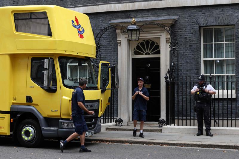 Boris Johnson ha aprovechado sus vacaciones en Grecia para sacar sus propiedades de la residencia oficial en Londres