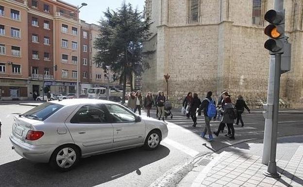 La DGT estudia quitar la luz ámbar en los pasos de peatones para evitar atropellos