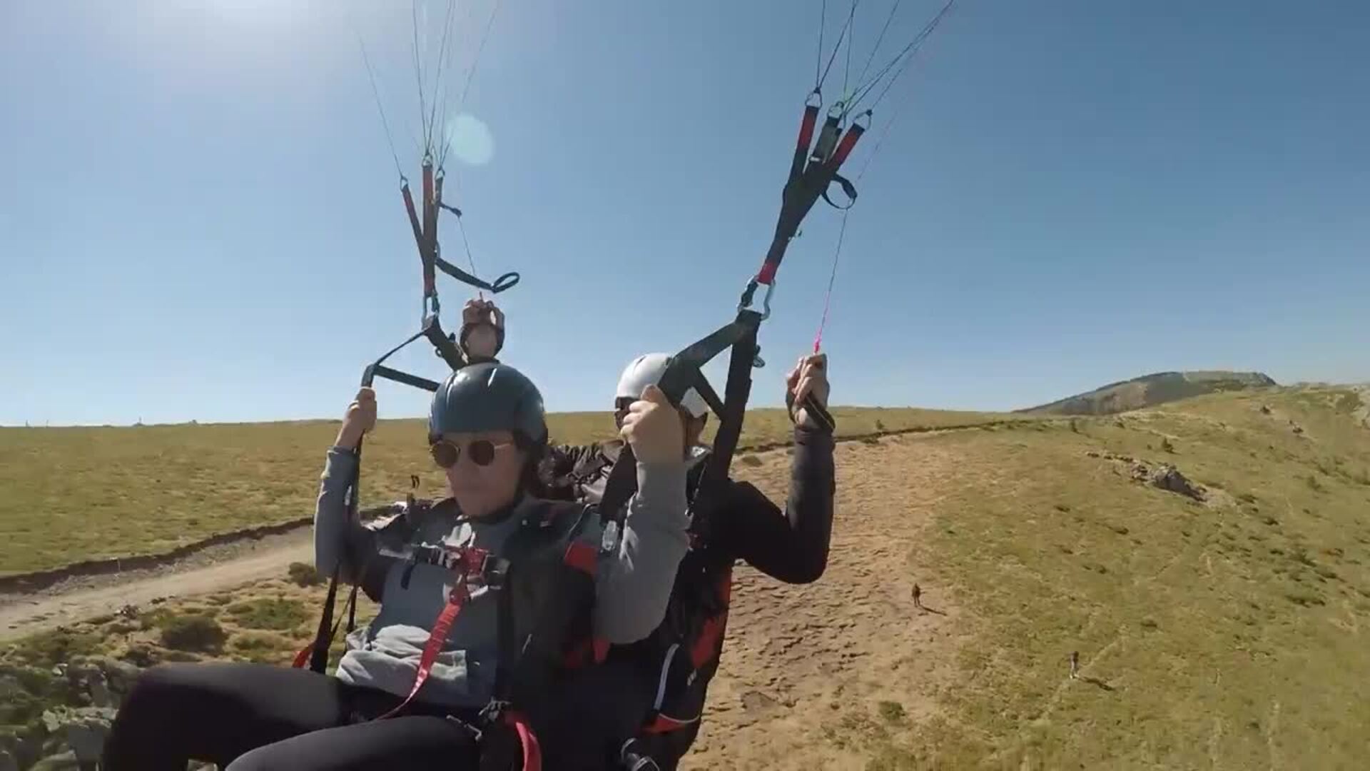 Despegue, vuelo y aterrizaje en parapente en Arcones (Segovia)