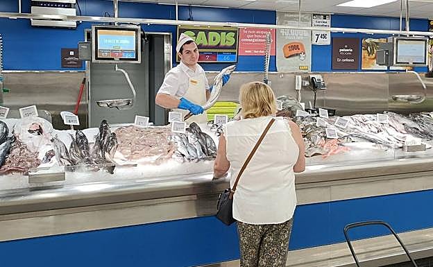 Adrián Vera, uno de los jóvenes que realizó sus prácticas de FP en una pescadería de Gadis.