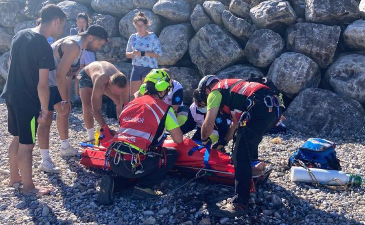 Los servicios de emergencias, antes de trasladar al hospital al vallisoletano rescatado del agua en la Playa de Pechón.