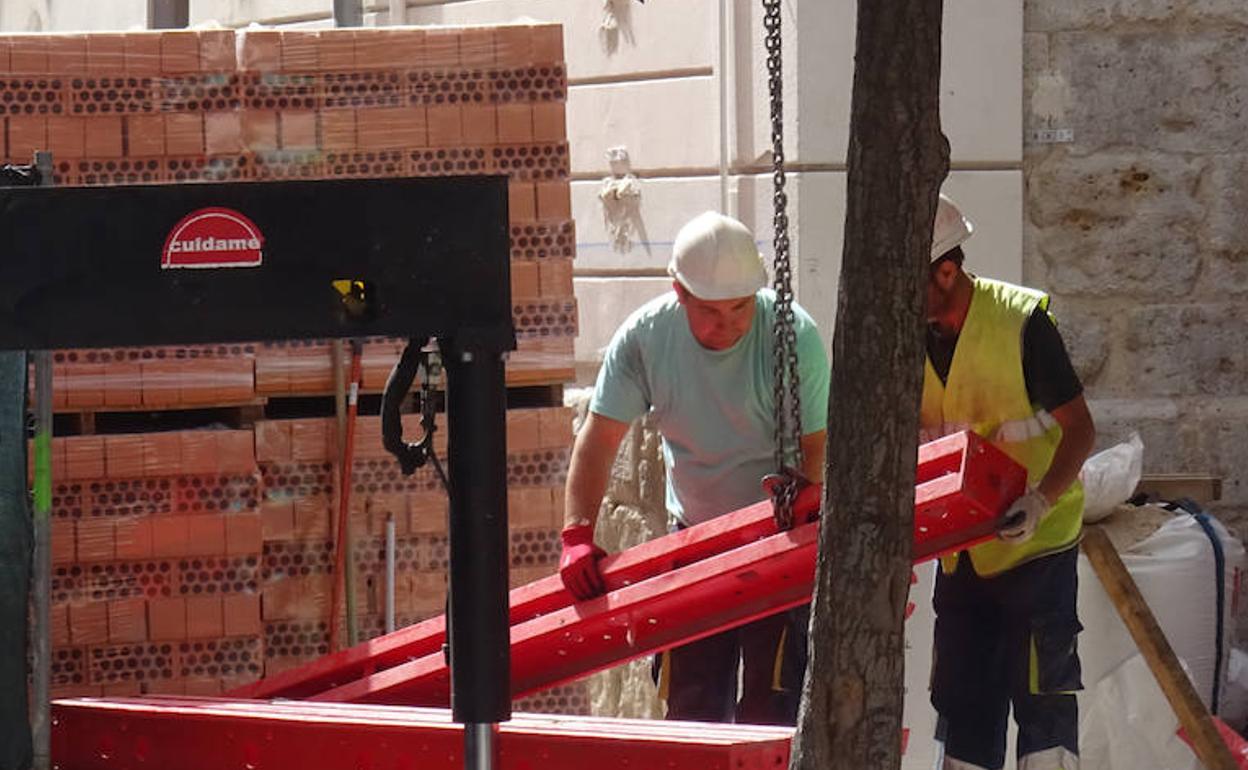 Obras de construcción de una residencia y dos bloques de pisos en las calles Duque de Lerma y Juan Mambrilla.