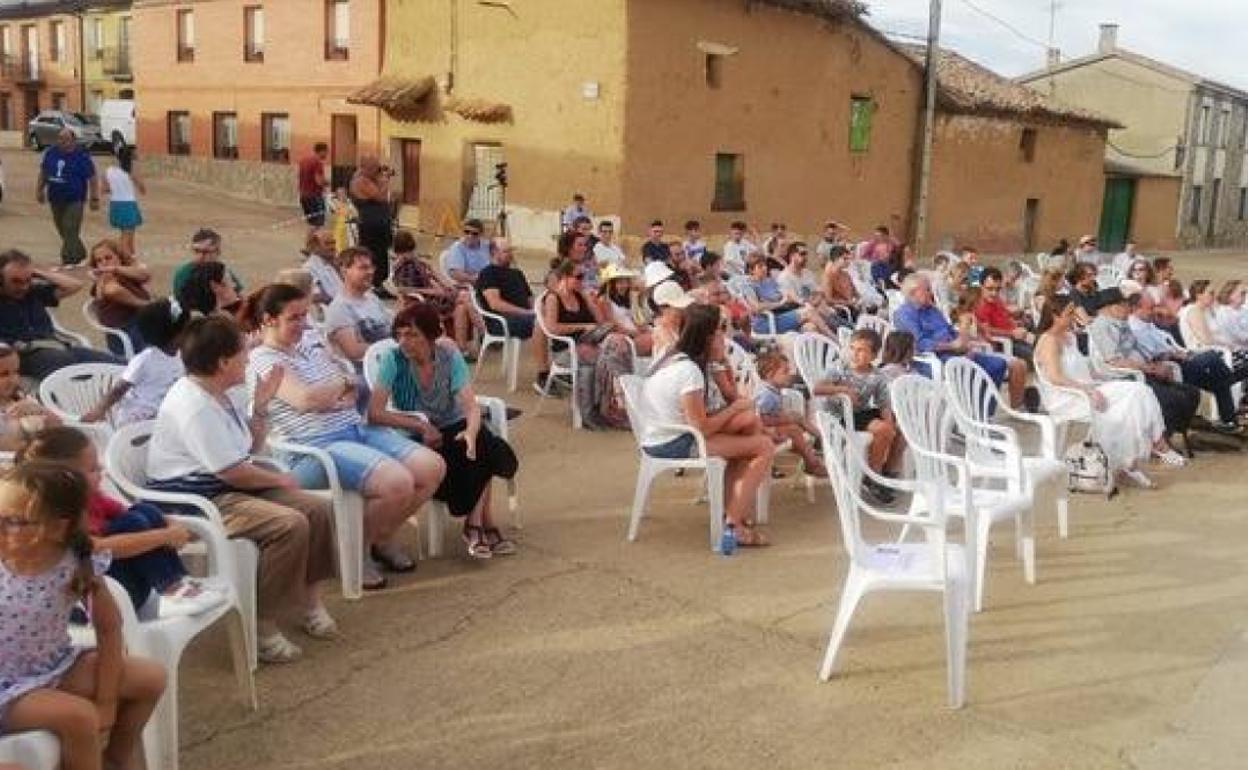 Asistentes a una de las funciones al aire libre. 