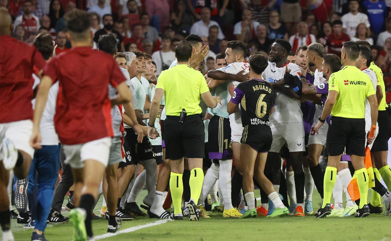 Instante de la tángana que se produjo en el Sánchez-Pizjuán tras la entrada de Ocampos a Olaza. 